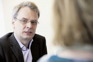 Dr. Jürgen Heide legt Wert darauf, neue Erkenntnisse aus der Forschung schnell in die Therapiepläne einzuarbeiten. 