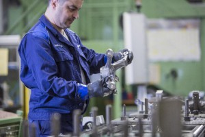 Das Foto zeigt einen Mitarbeiter aus der Achsschenkel-Produktion im Harburger Mercedes-Benz-Werk.