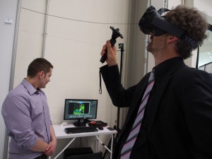 Ausflug in die Virtual Reality: Sönke Giese, Objektleiter Anzeigen beim Medienpartner Business & People, probierte die neue Technologie aus - und ist begeistert. Foto: Wolfgang Becker