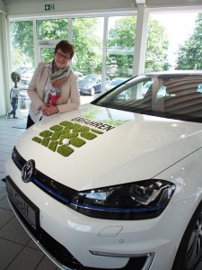 Geschäftsführerin Kerstin Witte mit dem "Golf-Golf" - der Ball liegt natürlich nur für das Foto auf der Haube . . .