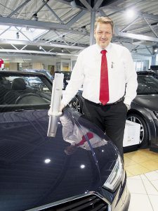 Stephan Balzer (48) präsentiert die begehrte Auszeichnung „Audi Top Service Partner 2016“. Er ist „Handwerker durch und durch“, seit 1987 bei Kuhn+Witte, seit 1999 Abteilungsleiter und darüber hinaus im Gesellenprüfungsausschuss der Kfz-Innung vertreten. Foto: Wolfgang Becker