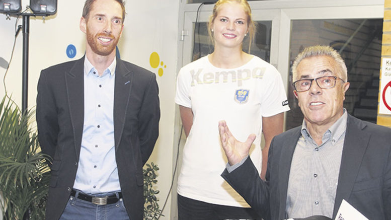 Marketingleiter Thorsten Sundermann (links), Spielerin Jessica Oldenburg und Geschäftsführer Michael Schmidt hoffen auf weitere Unterstützung aus der Wirtschaft im Hamburger Süden.