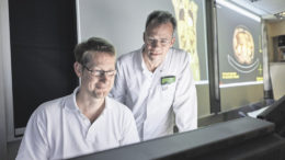 Dr. Sven Laabs (rechts), Chefarzt der Urologie im Elbe Klinikum Stade, leitet auch das Prostatazentrum Elbe-Weser. Das Foto zeigt ihn mit Dr. Erik Hars, Radiologe im MVZ Klinik Dr. Hancken im Elbe Klinikum Stade.