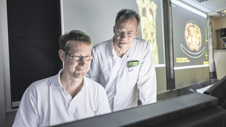 Dr. Sven Laabs (rechts), Chefarzt der Urologie im Elbe Klinikum Stade, leitet auch das Prostatazentrum Elbe-Weser. Das Foto zeigt ihn mit Dr. Erik Hars, Radiologe im MVZ Klinik Dr. Hancken im Elbe Klinikum Stade.