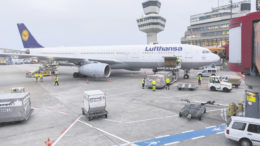 Lufthansa setzt den Airbus A330-300 ein, um die gestrichenen Air-Berlin-Flüge von Berlin nach New York zu ersetzen. Auf Dauer soll jedoch die Billigflug-Tochter Eurowings diese Flüge übernehmen. Foto: Günter Wicker / Flughafen Berlin Brandenburg