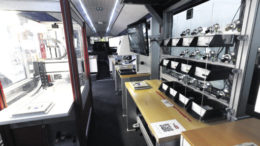 Die „Mobile Fabrik“ des Kompetenzzentrums 4.0 tourt als Road-Show durch Niedersachsen. Hier können Besucher einen Eindruck von den Möglichkeiten der digitalisierten Fertigung erhalten.