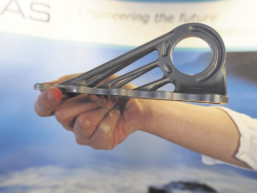 Diese aus Titan gedruckte Halterung wurde auf dem Hamburg Innovation Summit 2015 als „erstes fliegendes Teil aus der 3D-Fertigung“ präsentiert. Es stammt aus dem Kabinenbereich der A350. Foto: Wolfgang Becker