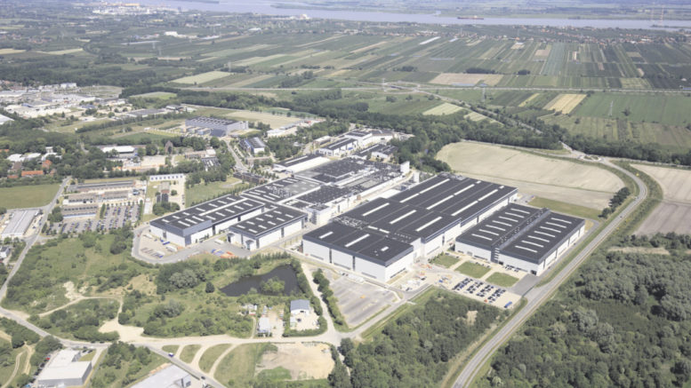 Das Airbus-Werk in Stade dominiert den Stadtteil Ottenbeck, der als CFK-Standort Weltweit impliziert weit über Stades Grenzen hinaus wahrgenommen wird. Das Werk hat zwar nicht annähernd die Dimensionen von Airbus in Finkenwerder, ist aber ebenfalls wie eine Stadt in der Stadt zu sehen.