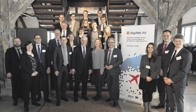 Hamburgs Wirtschaftssenator Frank Horch (Mitte)gab im Kreise der Akteure und Unterstützer im Harburger Kulturspeicher den Startschuss für das Netzwerk DigiNet.Air.