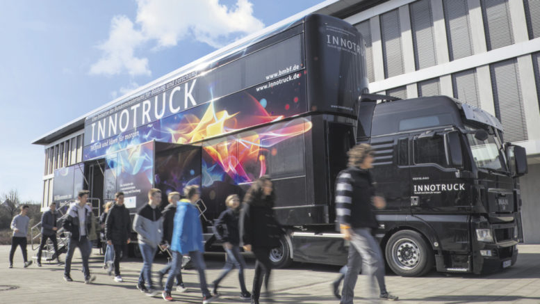 So sieht er aus: Der InnoTruck ist nicht nur riesig, sondern auf zwei Stockwerken prall gefüllt mit Innovationen und Exponaten.