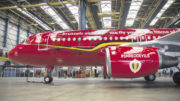 Da wird der Maler Margritte selbst zum Gemälde: Die Sonderlackierungen für Flugzeuge von Brüssel Airways wurden mit dem BaseCoat/ClearCoat-System von Mankiewicz umgesetzt. Feinste Details können mit diesem System dargestellt werden.