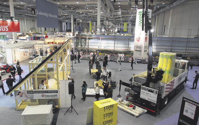 Die „lebendige Baustelle“ im Eingangsbereich der home2: Hier konnten die Besucher live erleben, wie heutzutage mit neuen Baustoffen modernisiert wird.