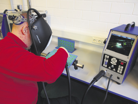 Thomas Malicki demonstriert den Übungseinsatz am virtuellen Arbeitsplatz. Die Anzeige auf dem Display am Rechner sieht er auch im Helm.