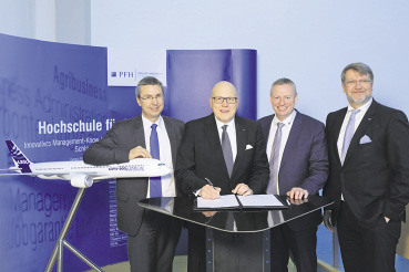 Die Kooperation erneuert (von links): Gunnar Groß (Airbus), Professor Dr. Bernt R. A. Sierke (PFH), Kai Arndt (Airbus) und Professor Dr. Frank Albe (PFH). Foto: Airbus