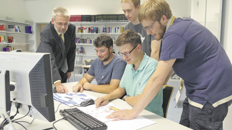 Prof. Dr. Wilm F. Unckenbold und das Stader Team am Rechner. Foto: PFH