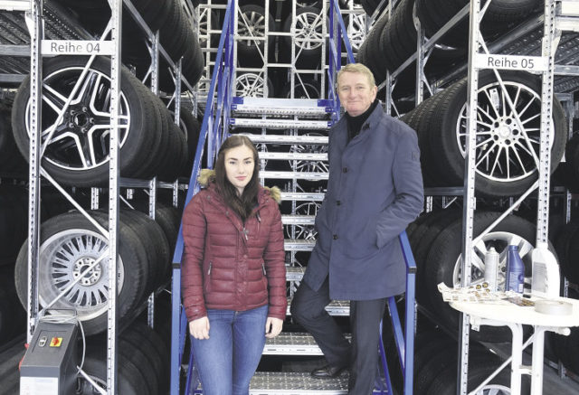 Tesmer-Geschäftsführer Klaus-Günther Mohrmann führt Praktikantin Theresa Wanner durch den Buxtehuder Betrieb. Auch die neue Reifenhalle wird vorgestellt.