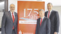 Blicken zuversichtlich in die Zukunft: die Vorstände der Sparkasse Harburg-Buxtehude Heinz Lüers (Mitte) und Andreas Sommer (rechts) sowie Stellvertreter Gerhard Oestreich.