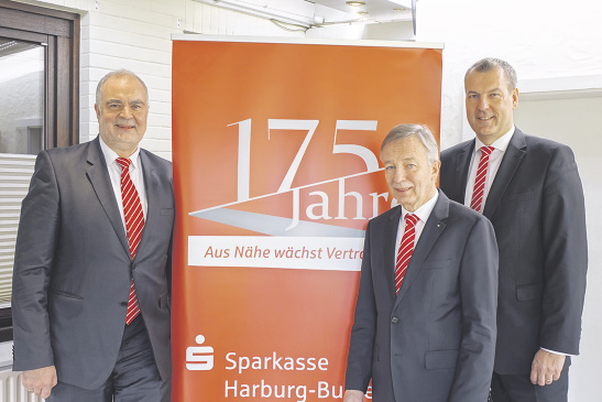 Blicken zuversichtlich in die Zukunft: die Vorstände der Sparkasse Harburg-Buxtehude Heinz Lüers (Mitte) und Andreas Sommer (rechts) sowie Stellvertreter Gerhard Oestreich.