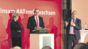Thomas Piehl im Gespräch mit den beiden Referenten: Superintendentin Christine Schmid und Marktforscher Karsten John.