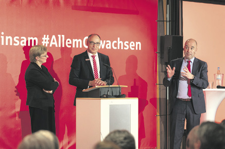 Thomas Piehl im Gespräch mit den beiden Referenten: Superintendentin Christine Schmid und Marktforscher Karsten John.