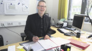 Wolfgang Bruhn bei einer seiner letzten Amtshandlungen am Schreibtisch im Schulleiterbüro: dem Unterschreiben von Zeugnissen. Foto: Wolfgang Becker
