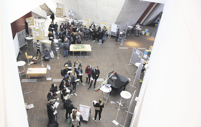 Fragen an die Zukunft: Besucher beim „Zukunftsstadt-Tag“ in der Leuphana Universität in Lüneburg.