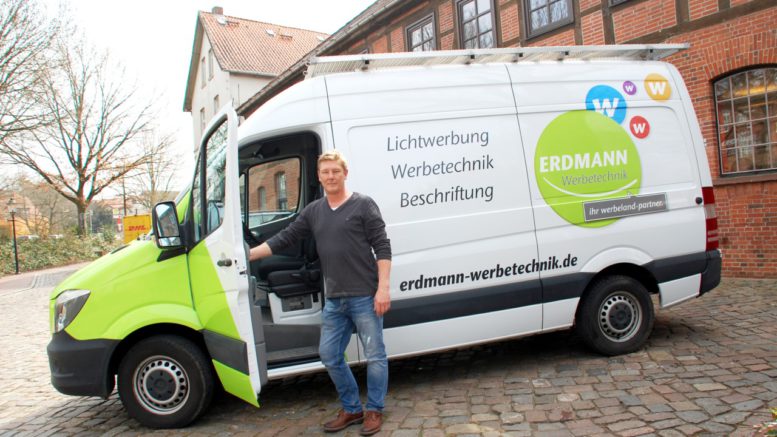 Jörg Erdmann von Erdmann Werbetechnik ist mit seinem Sprinter mehr als zufrieden.