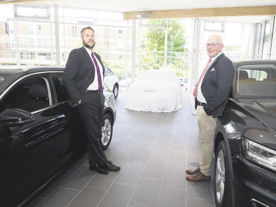 Christoph Munkwitz (links) und Audi-Verkaufsleiter Jörg Meinen warten auf den 6. Juli: Dann hat der neue Audi A6 seinen Marktauftritt und kann im Autohaus Spreckelsen in Stade begutachtet werden. Foto: Wolfgang Becker