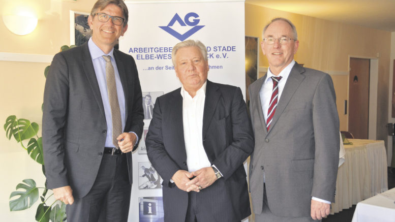 Analyse und Anekdoten: Bernhard Borgardt (Mitte), Vorstandsvorsitzender des AGV, und Hauptgeschäftsführer Thomas Falk (rechts) mit Dr. Wolfram Weimer.