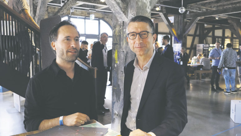 Beim Hamburg Innovation Summit: Dr. Markus Kähler (rechts) im Erfindergespräch mit Prof. Dr. Florian Grüner von der Universität Hamburg. Foto: DESY