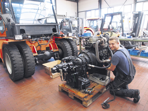 Acht Tonnen kann dieses Modell heben, das in der Werkstatt von Mechatroniker Justin Ernst gewartet wir Foto: Wolfgang Becker