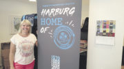 Sie hatte die zündende Idee: Harburger Citymanagerin Melanie-Gitte Lansmann hat den Slogan „Harburg – Home of . . .“ erfunden – in diesem Fall weist er auf die Technische Universität Hamburg, die den Zusatz Harburg mit Blick auf die internationale Reichweite abgelegt hat. Foto: Wolfgang Becker