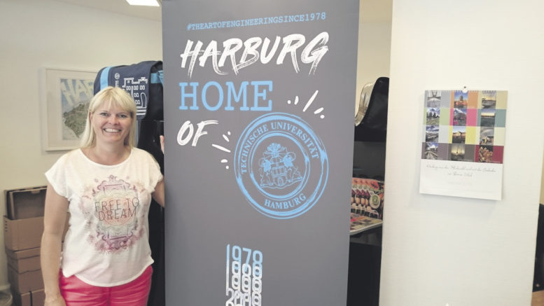 Sie hatte die zündende Idee: Harburger Citymanagerin Melanie-Gitte Lansmann hat den Slogan „Harburg – Home of . . .“ erfunden – in diesem Fall weist er auf die Technische Universität Hamburg, die den Zusatz Harburg mit Blick auf die internationale Reichweite abgelegt hat. Foto: Wolfgang Becker