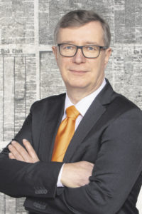 Dr. Reiner Brüggestrat, Vorstandssprecher der Hamburger Volksbank, hat mit seinem Team einen besonderen Weg gefunden, um lokale Präsenz zu zeigen. Foto: HamVoBa / Frank Egel