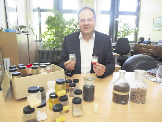 Der „Herr der Partikel“: Prof. Dr. Dr. Stefan Heinrich zeigt in seinem Büro an der TU Hamburg eine Auswahl verschiedenster Granulate aus unterschiedlichen Anwendungen. Die Herstellung von körnigem Material fi ndet sich in zahlreichen Branchen – von der Pharma-Industrie über Agrarprodukte bis hin zur Lebensmittelindustrie, in der Granulate eine sehr große Rolle spielen. Foto: Wolfgang Becker