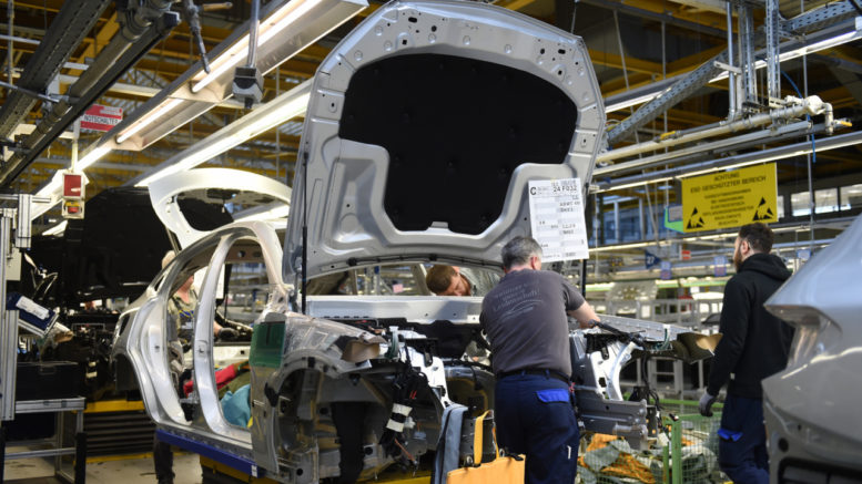 Mitarbeiter von Mercedes-Benz arbeiten im Bremer Werk an einem C-Klasse Modell