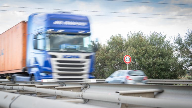 Lkw auf der Autobahn 27