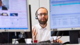 Auch in diesen Tagen alle Hände voll zu tun: Bei Haspa-Firmenkundenberater Christian Kirschte steht das Telefon selten still. Foto: Romanus Fuhrmann