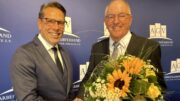 AGV-Vorsitzender Michael Schröder (links) verabschiedete Thomas Falk nach fast 36 Jahren im Verband.