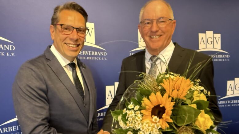 AGV-Vorsitzender Michael Schröder (links) verabschiedete Thomas Falk nach fast 36 Jahren im Verband.