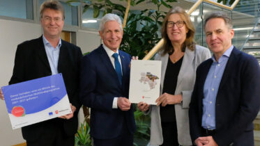 Jens Wrede (Geschäftsführer SLH, von links), Rainer Rempe (Landrat Landkreis Harburg), Karin Beckmann (Landesbeauftragte Amt für regionale Landesentwicklung Lüneburg) und Dr. Olaf Krüger (Vorstand Süderelbe AG) bei der Übergabe des Förderbescheids im Kreishaus. Foto: Bianca Augustin (WLH)