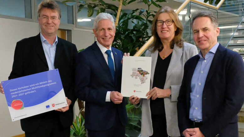 Jens Wrede (Geschäftsführer SLH, von links), Rainer Rempe (Landrat Landkreis Harburg), Karin Beckmann (Landesbeauftragte Amt für regionale Landesentwicklung Lüneburg) und Dr. Olaf Krüger (Vorstand Süderelbe AG) bei der Übergabe des Förderbescheids im Kreishaus. Foto: Bianca Augustin (WLH)