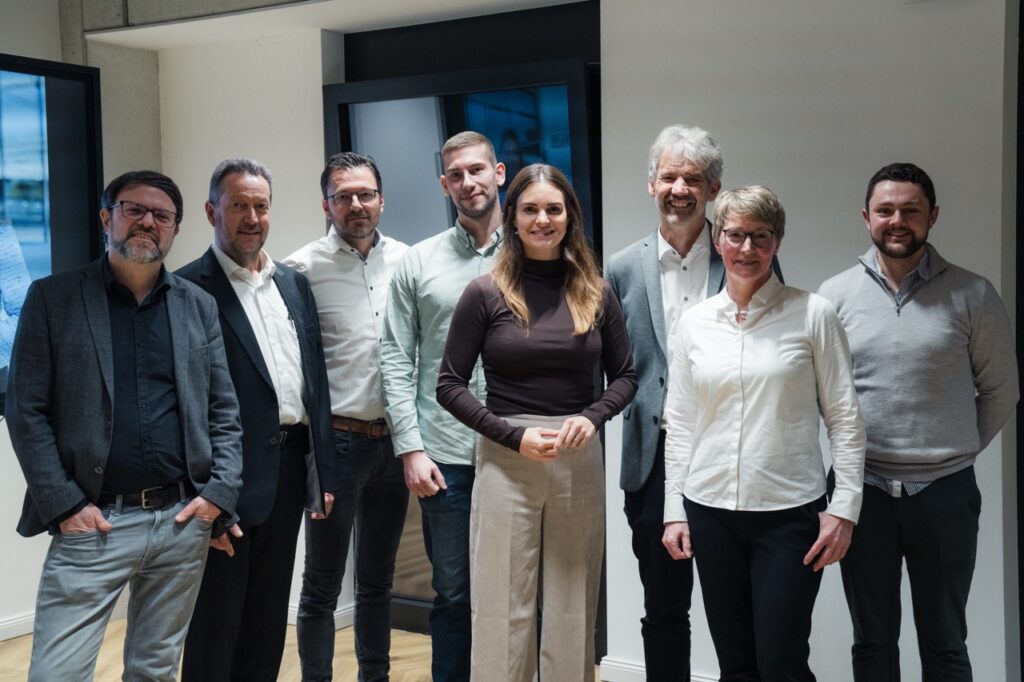 Der Vorstand des Gewerbeverbunds Apensen um Vorsitzende Andrea Kröger (2. von rechts) mit Vanessa Zobel (Mitte) und Moderator Tobias Pusch (links). Foto: Katharina Bodmann Fotografie