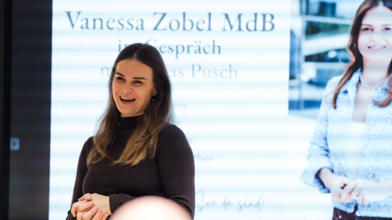 Vanessa Zobel stand den Gästen beim Event des Gewerbeverbunds Apensen fast zwei Stunden lang Rede und Antwort. Foto: Katharina Bodmann Fotografie