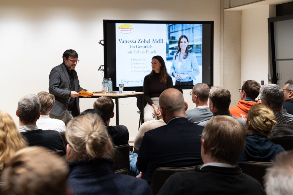 Business & People-Redakteur Tobias Pusch moderierte die etwa einstündige Fragerunde. Foto: Katharina Bodmann Fotografie