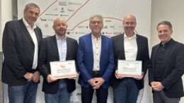 Von links nach rechts: Dr. Jürgen Glaser (Süderelbe AG), Heiko Nies (Das HR Bureau), Hubertus Schwanebeck und Oliver Sivers (Bremer) sowie Dr. Olaf Krüger (Süderelbe AG). Foto: SAG