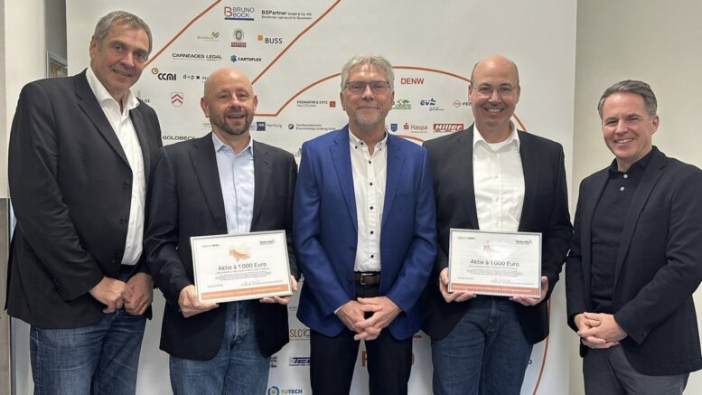 Von links nach rechts: Dr. Jürgen Glaser (Süderelbe AG), Heiko Nies (Das HR Bureau), Hubertus Schwanebeck und Oliver Sivers (Bremer) sowie Dr. Olaf Krüger (Süderelbe AG). Foto: SAG