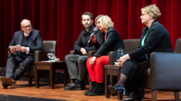 Den Wirtschafts-Talk beim Neujahrs-Empfang der IHK Elbe-Weser moderierte Haupgeschäftsführer Christoph von Speßhardt (links). Auf dem Podium saßen Innenministerin Daniela Behrens (von rechts), Unternehmerin Ulrike Schrage und Kaufhaus-Unternehmer Fabian Stackmann. Foto: Jörg Struwe - picselweb.de