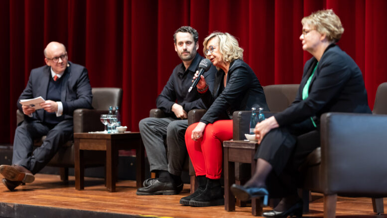 Den Wirtschafts-Talk beim Neujahrs-Empfang der IHK Elbe-Weser moderierte Haupgeschäftsführer Christoph von Speßhardt (links). Auf dem Podium saßen Innenministerin Daniela Behrens (von rechts), Unternehmerin Ulrike Schrage und Kaufhaus-Unternehmer Fabian Stackmann. Foto: Jörg Struwe - picselweb.de