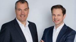Der Vorstand der Sparkasse Harburg-Buxtehude, Andreas Sommer und Frederik Schröder, blickt auf ein gutes Geschäftsjahr 2025 zurück.